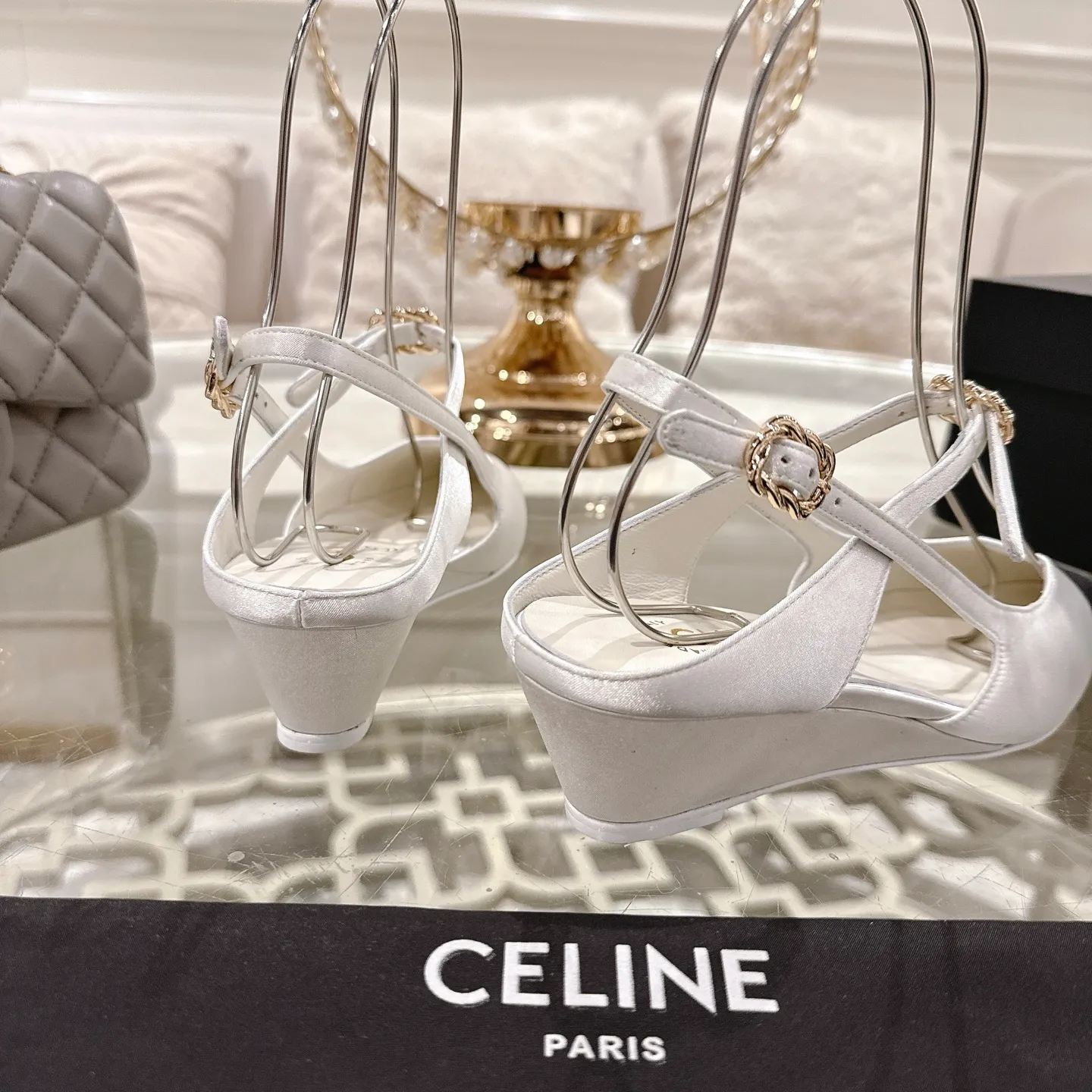 👟👟Ex-factory price 540👟👟 Chanel Xiaoxiang 25ss early spring new product silk satin sandals series French style, so beautiful that it is so beautiful! This is what an elegant and romantic fairy should be like! The minimalist color scheme and silk satin are deeply rooted in people's hearts. It goes well with skirts or casual wear! Fabric: Made of original customized silk Lining: Sheepskin Outsole: Genuine leather outsole imported from Italy Heel height: 4.5cm Size: 35-39 (40.41.42 customization is non-refundable)